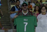 Torcedor do Fluminense aparece com camisa de Hulk no Maracanã