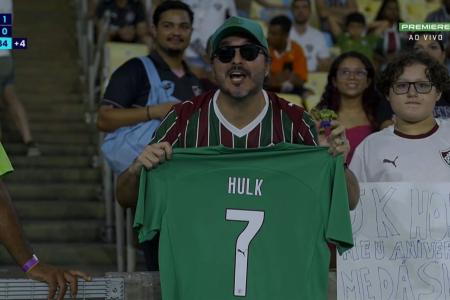 Torcedor do Fluminense com camisa do Hulk