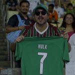 Torcedor do Fluminense aparece com camisa de Hulk no Maracanã