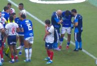 Meia do Cruzeiro cospe sangue e é hospitalizado após pancada contra o Bahia