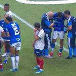 Meia do Cruzeiro cospe sangue e é hospitalizado após pancada contra o Bahia