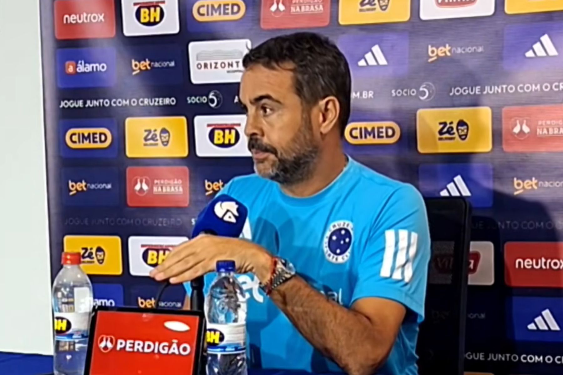 Artur Jorge diz como Cruzeiro deve lidar com a arbitragem: 'Todos alinhados'