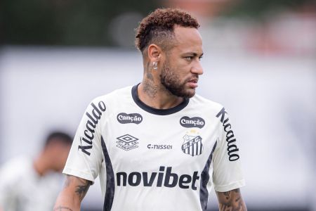Neymar em treino do Santos antes do jogo contra o Bragantino