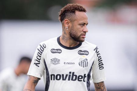 Neymar em treino do Santos antes do jogo contra o Bragantino