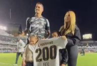 Zagueiro do Santos alcança marca expressiva e recebe homenagem na Vila Belmiro