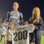 Zagueiro do Santos alcança marca expressiva e recebe homenagem na Vila Belmiro