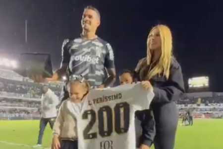 Lucas Veríssimo recebe homenagem por 200 jogos pelo Santos