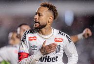 Neymar marca, Santos vence Bragantino e deixa zona de rebaixamento do Brasileirão