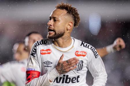 Neymar comemora gol pelo Santos sobre o RB Bragantino