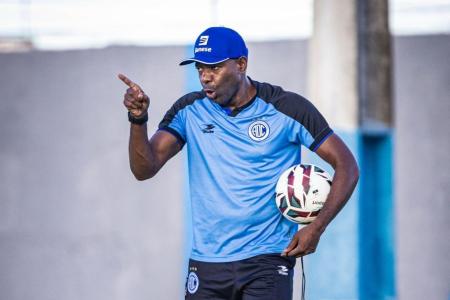 Cláudio Caçapa, ex-treinador do Confiaça