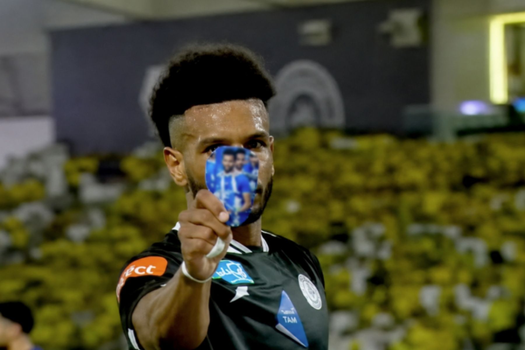 Jogador comemora gol com caneleira de rival e acaba dispensado na Arábia Saudita