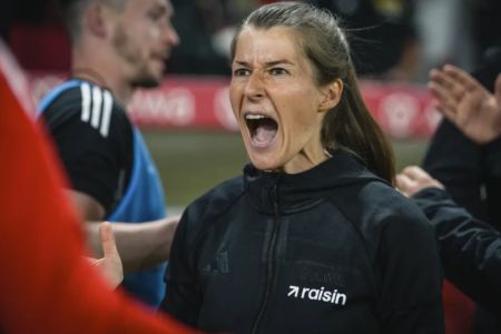 Marie-Louise Eta, primeira mulher a assumir o cargo de técnica principal na elite do futebol alemão
