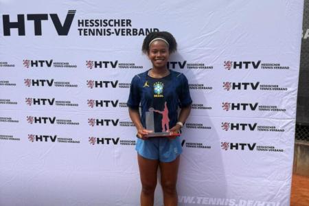 Victória Barros com o troféu do ITF J500 de Offenbach, na Alemanha