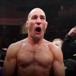 Strickland 'choca o mundo' e toma cinturão de Chimaev; confira os resultados do UFC 328