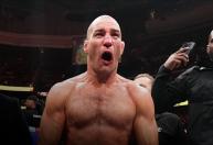 Campeão do UFC sofre acidente de carro em alta velocidade nos Estados Unidos