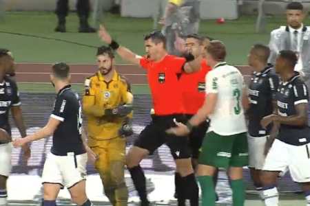 Momento da anulação do gol do Palmeiras contra o Remo