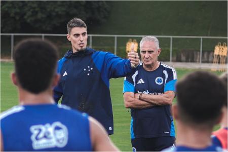Matheus Bachi e Tite durante treino do Cruzeiro