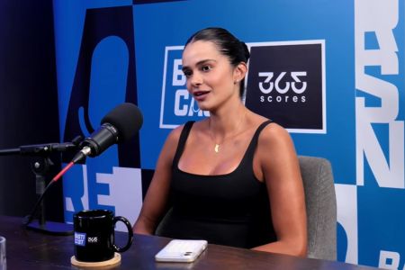 Lara Nobre em podcast