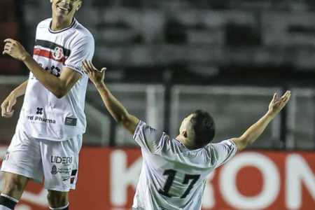 Jogadores do Santa Cruz comemoram gol sobre o Inter de Limeira