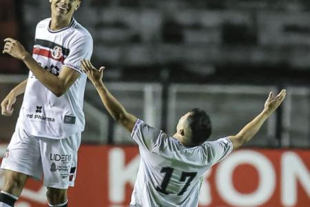 Jogadores do Santa Cruz comemoram gol sobre o Inter de Limeira