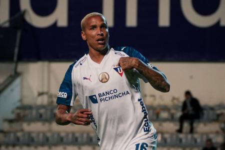 Deyverson em ação pela LDU contra o Mushuc Runa