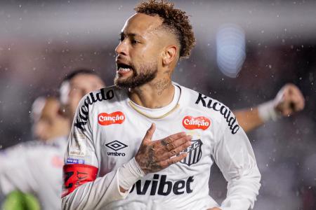 Neymar comemora gol pelo Santos no Campeonato Brasileiro • Raul Baretta/ Santos FC