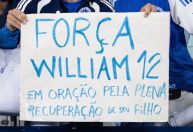 Torcedores do Cruzeiro prestam apoio a William em jogo no Mineirão
