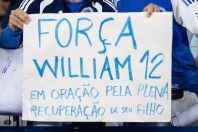 Torcedores do Cruzeiro prestam apoio a William em jogo no Mineirão