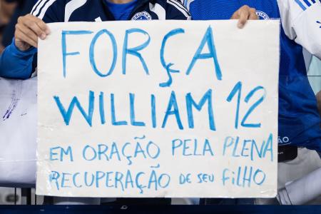 Cartaz de apoio a William e ao filho levado por torcedores ao Mineirão em jogo contra o Goiás • Gustavo Aleixo/Cruzeiro