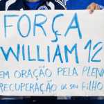 Torcedores do Cruzeiro prestam apoio a William em jogo no Mineirão