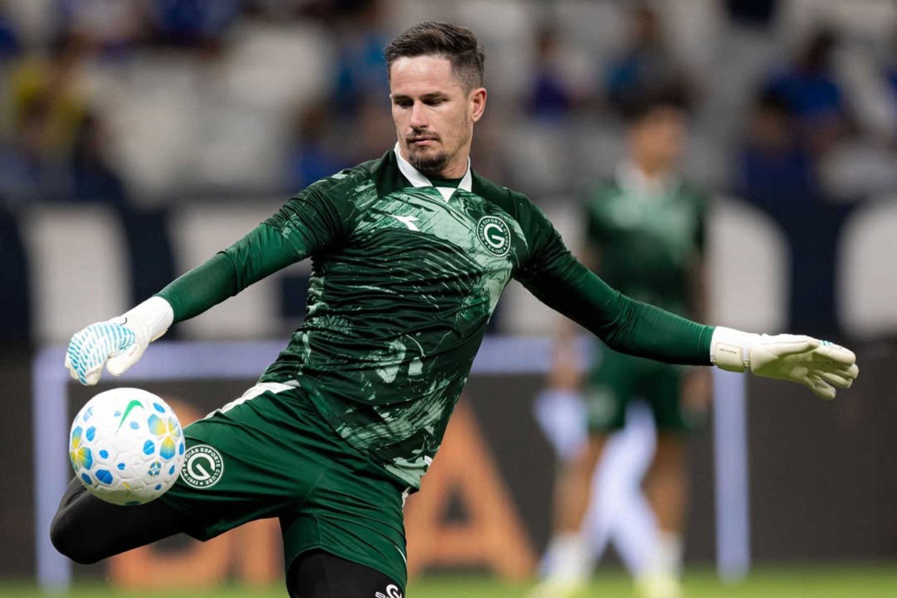 Goleiro do Goiás é protagonista, mas sofre grave fratura contra o Cruzeiro e vira desfalque