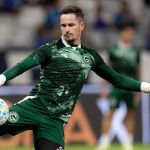 Goleiro do Goiás é protagonista, mas sofre grave fratura contra o Cruzeiro e vira desfalque