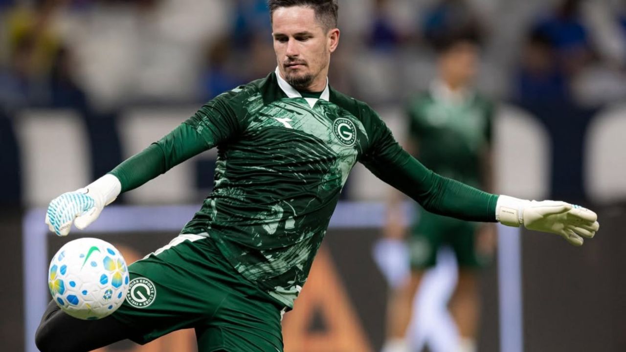 Tadeu, goleiro do Goiás, sofre fratura na tíbia durante partida
