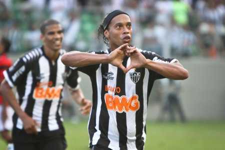 Ronaldinho Gaúcho em ação pelo Atlético