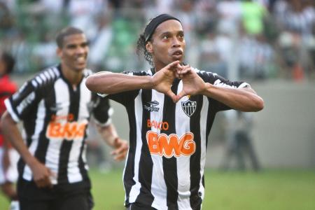 Ronaldinho Gaúcho em ação pelo Atlético