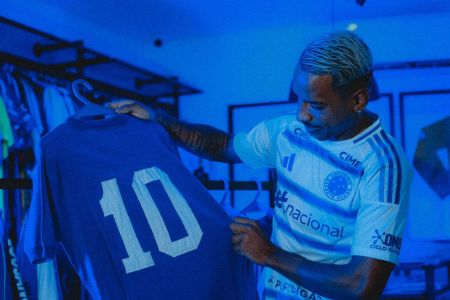 Matheus Pereira exalta camisas 10 históricos do Cruzeiro e se declara: 'Privilégio'