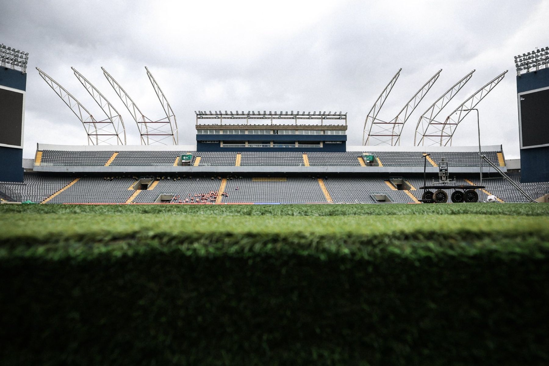 Otávio alerta para os desafios do gramado sintético: Campo mais rápido requer atenção redobrada