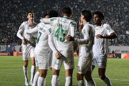 Jogadores do Palmeiras comemoram gol sobre o Jacuipense