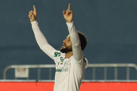 Felipe Anderson comemora gol pelo Palmeiras