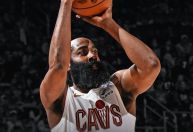 Harden brilha, Cavs vencem Detroit fora e viram série nos playoffs da NBA