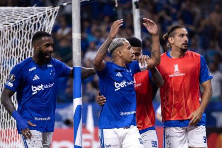 Matheus Pereira (centro) durante jogo do Cruzeiro • Gustavo Aleixo/Cruzeiro
