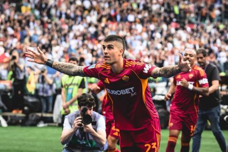 Jogador da Roma celebra gol contra a Lazio