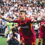 Lateral da Seleção é expulso, e Roma vence Lazio em clássico pelo Italiano