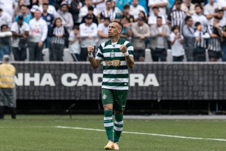 Breno Lopes foi o autor de dois gols dos três do Coritiba contra o Santos