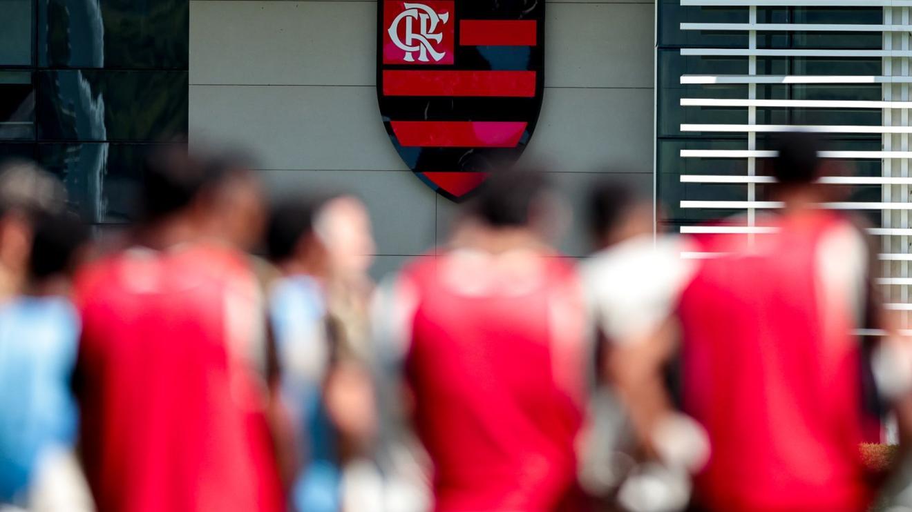 Flamengo apresenta dados, rebate Palmeiras e critica arbitragem em nota oficial