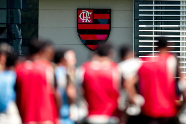 Flamengo apresenta dados, rebate Palmeiras e critica arbitragem em nota oficial