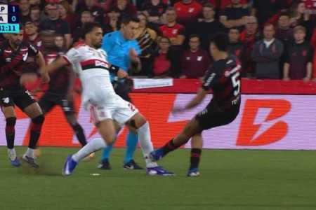 Entrada de Filipinho em Paquetá, no jogo entre Flamengo e Athletico-PR