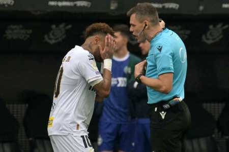 Neymar e Paulo Zanovelli discutindo após erro da arbitragem na partida entre Santos e Coritiba