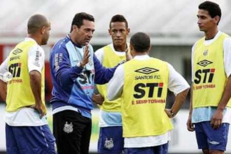 Vanderlei Luxemburgo treinando o time do Santos