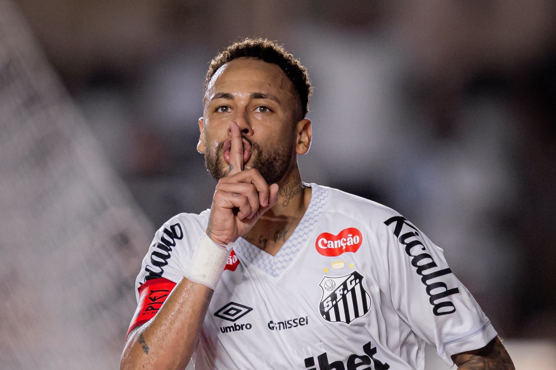 Após pedir convocação de Neymar, atacante perde vaga na Copa para astro do Santos